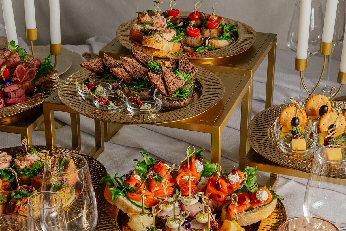 Фуршетная линия с канапе и закусками — выездной фуршет от Stroganoff Catering в СПб.